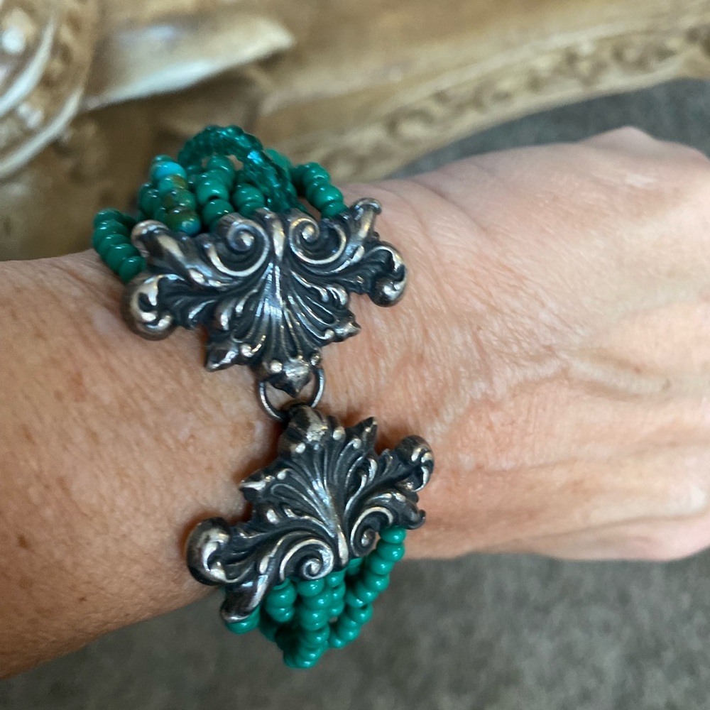 Beautiful green beaded bracelet with silver latch